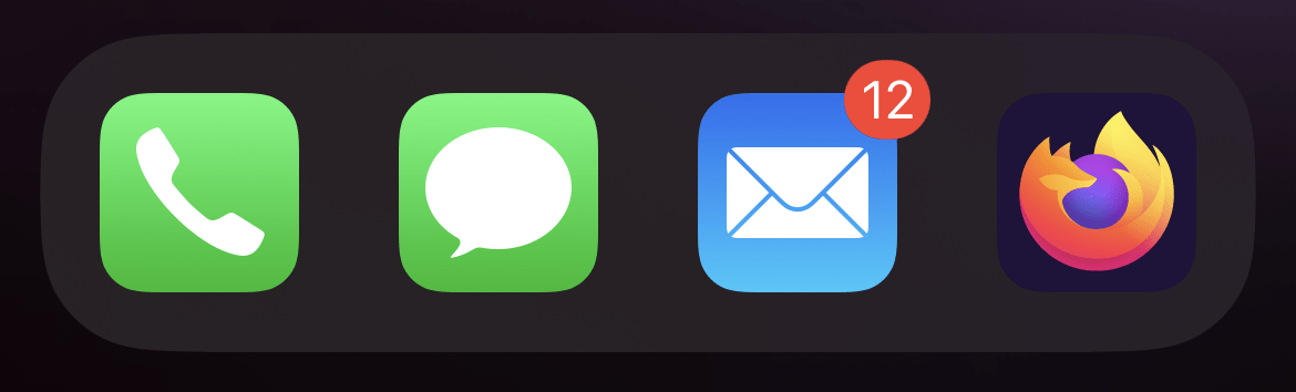 Der Dock-Bereich auf einem iPhone-Startbildschirm, zeigt ein Badge auf dem Mail-App-Symbol